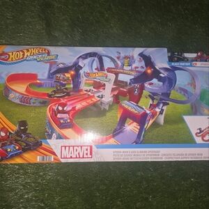 Hot Wheels Marvel Spider-Man Hot Wheels RacerVerse Spider-Man's Web-Slinging Spe